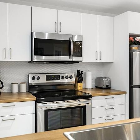 Beautiful 1 Bedroom Apartment - Private Entrance Монктън Екстериор снимка