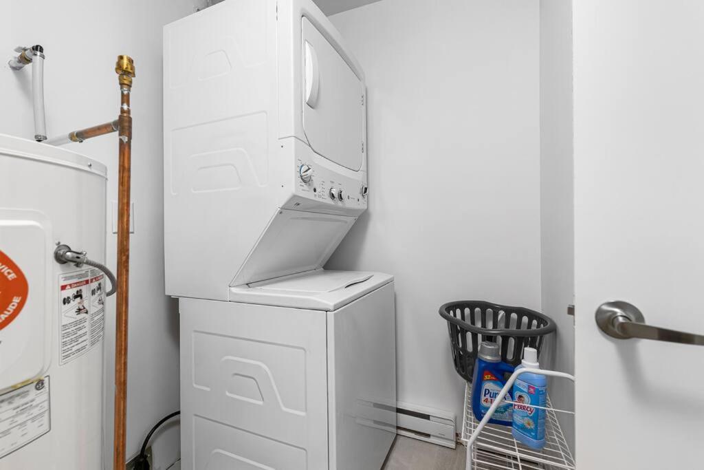 Beautiful 1 Bedroom Apartment - Private Entrance Монктън Екстериор снимка