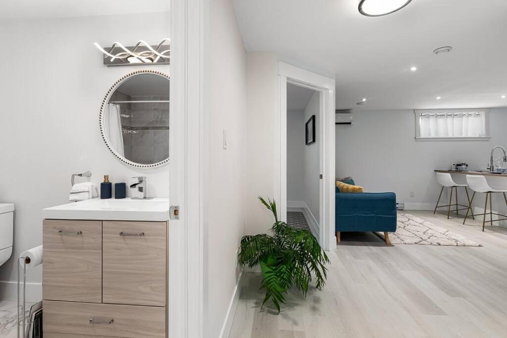 Beautiful 1 Bedroom Apartment - Private Entrance Монктън Екстериор снимка