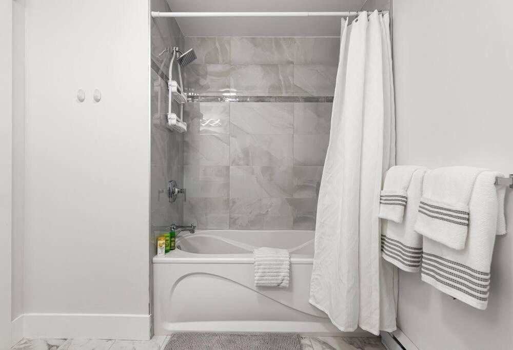 Beautiful 1 Bedroom Apartment - Private Entrance Монктън Екстериор снимка